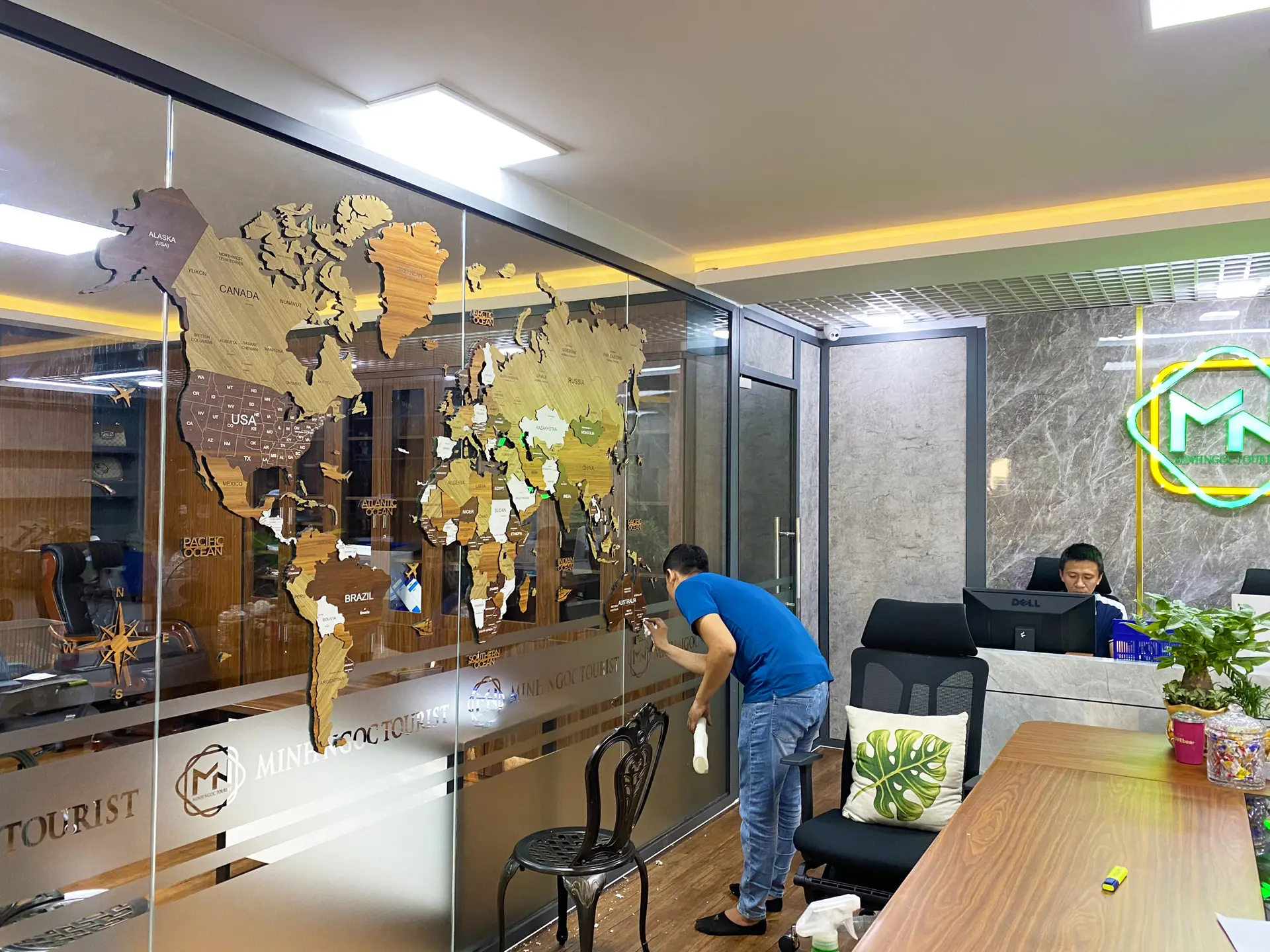 Bản đồ trang trí gỗ tại phòng làm việc