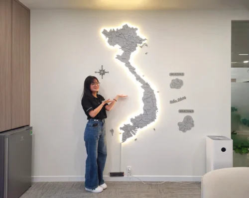 Bản đồ Việt Nam bằng gỗ 3D màu xám khói có đèn LED - Thiết kế trang trí sang trọng và hiện đại.