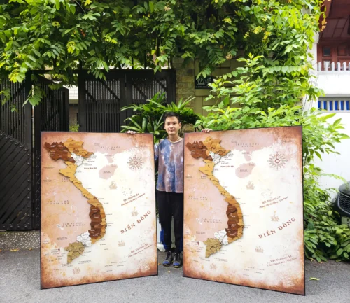 Bản đồ Việt Nam 3D bằng gỗ gắn trên tranh canvas, nổi bật với các chi tiết địa lý và vùng biển bao quanh.